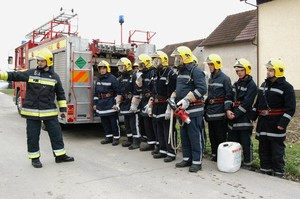 Postrojavanje sudionika vatrogasne vježbe "Struga 2010"