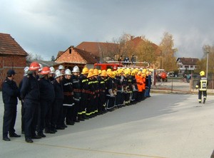 Postrojavanje sudionika vatrogasne vježbe "Sveti Đurđ 2004"