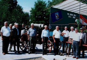 Veterani Društva prigodom 100. obljetnice osnutka 1997. god. (u pozadini je najstarija "šprica" iz 1897. godine)