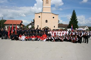 Skupna fotografija članova svih 6 DVD-ova s vlč. Vladom Borakom, čelnicima općine i drugim udrugama